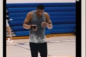 下家未定?威少不耽误训练&汗如雨下 右手缠着护指 下家未定?威少不耽误训练&汗如雨下 右手缠着护指