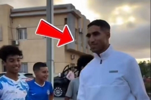 纯粹✨阿什拉夫在摩洛哥街头与小朋友踢球,并为他们签名 纯粹✨阿什拉夫在摩洛哥街头与小朋友踢球,并为他们签名