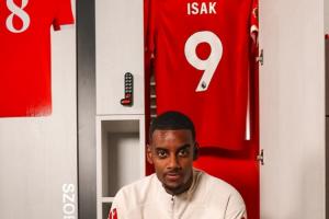 接过努涅斯号码!官方:伊萨克本赛季将穿9号! 接过努涅斯号码!官方:伊萨克本赛季将穿9号!