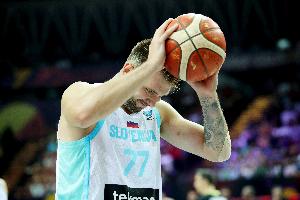 当爹又当妈!东契奇33分+9.7助+3.3断赛会第1 斯洛文尼亚1胜2负! 当爹又当妈!东契奇33分+9.7助+3.3断赛会第1 斯洛文尼亚1胜2负!