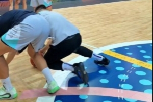 斯洛文尼亚队内举办一对一抢球游戏 东契奇积极参与&倒地抢球 斯洛文尼亚队内举办一对一抢球游戏 东契奇积极参与&倒地抢球