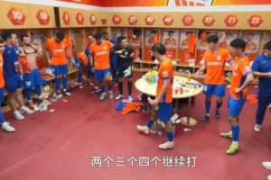 王大雷半场休息时喊话队友:两个、三个、四个继续打! 王大雷半场休息时喊话队友:两个、三个、四个继续打!