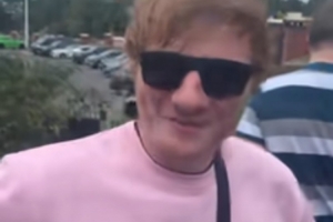 邮报:球迷假扮成歌手黄老板混入老特拉福德看球拍摄,随后被识破 邮报:球迷假扮成歌手黄老板混入老特拉福德看球拍摄,随后被识破