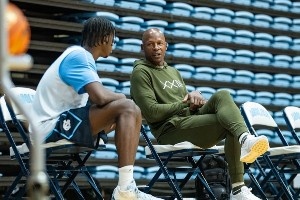 乔丹代言人到访乔丹母校!雷阿伦现身北卡男篮训练馆 乔丹代言人到访乔丹母校!雷阿伦现身北卡男篮训练馆