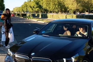 记者:卢宁背部不适返回皇马基地,但不会影响下场俱乐部比赛 记者:卢宁背部不适返回皇马基地,但不会影响下场俱乐部比赛