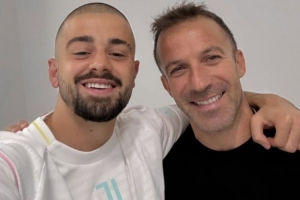 热格罗瓦社媒晒体检时与皮耶罗合影:传奇!很高兴能够见到你 热格罗瓦社媒晒体检时与皮耶罗合影:传奇!很高兴能够见到你