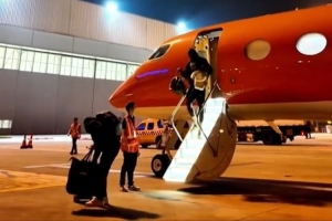 时隔六年!球迷晒在上海虹桥机场拍到詹姆斯今日凌晨走下飞机画面 时隔六年!球迷晒在上海虹桥机场拍到詹姆斯今日凌晨走下飞机画面