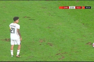 马德兴评U22国足比赛场地:能用吗?这种场地联赛都没考验过 马德兴评U22国足比赛场地:能用吗?这种场地联赛都没考验过