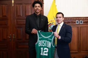 厄瓜多尔首位NBA球员!厄瓜多尔总统接见绿军球员小RJ-路易斯 厄瓜多尔首位NBA球员!厄瓜多尔总统接见绿军球员小RJ-路易斯
