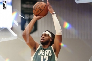 上赛季是雄鹿的双向球员!美记:马刺和后卫乌姆德签下训练营合同 上赛季是雄鹿的双向球员!美记:马刺和后卫乌姆德签下训练营合同