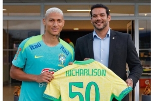 理查利森晒纪念球衣:为巴西出战50场比赛,还有更多历史等待书写 理查利森晒纪念球衣:为巴西出战50场比赛,还有更多历史等待书写