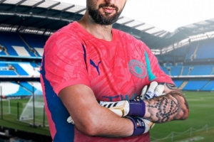 乔-哈特:多纳鲁马脚下技术出色,能胜任在曼城的工作 乔-哈特:多纳鲁马脚下技术出色,能胜任在曼城的工作