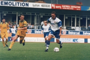 卢顿旧将约翰尼-维尔斯特鲁普因病离世年仅58岁,俱乐部发文悼念 卢顿旧将约翰尼-维尔斯特鲁普因病离世年仅58岁,俱乐部发文悼念