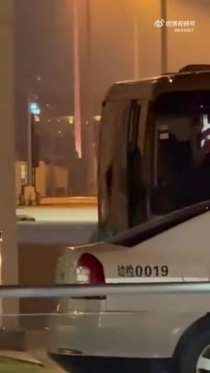 女球迷接机詹姆斯抱怨:哎哎哎 这就走了?这TM也不看我们一眼 女球迷接机詹姆斯抱怨:哎哎哎 这就走了?这TM也不看我们一眼