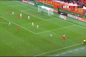 这球场不是新的么，草皮是啥时候铺的，咋一踩一个坑