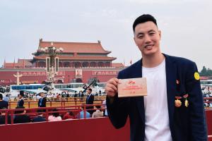 翟晓川今天参加阅兵仪式 戴北京青年榜样奖章和首钢劳动模范奖章 翟晓川今天参加阅兵仪式 戴北京青年榜样奖章和首钢劳动模范奖章