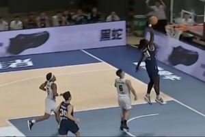 锐不可当!香港金牛克罗斯状态火热斩获21分7助攻 锐不可当!香港金牛克罗斯状态火热斩获21分7助攻