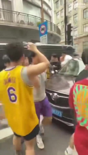 詹姆斯团队安保凶狠警告球迷:你们这些家伙给我滚开! 詹姆斯团队安保凶狠警告球迷:你们这些家伙给我滚开!