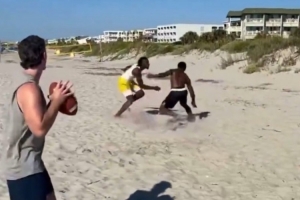 休赛期生活!马瑟林和内史密斯在沙滩玩橄榄球 休赛期生活!马瑟林和内史密斯在沙滩玩橄榄球