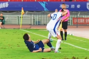 申花跟队:特谢拉有收脚动作,被评议组认定是红牌是真的冤枉 申花跟队:特谢拉有收脚动作,被评议组认定是红牌是真的冤枉