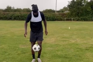 秀脚法!梅努休赛期自主训练,社媒晒花式颠球视频 秀脚法!梅努休赛期自主训练,社媒晒花式颠球视频