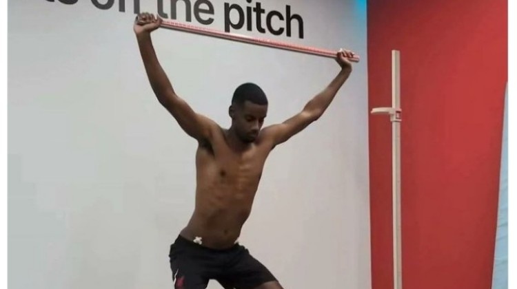 精瘦!利物浦晒伊萨克体检视频,后者身材遭调侃:罢训还绝食了? 精瘦!利物浦晒伊萨克体检视频,后者身材遭调侃:罢训还绝食了?