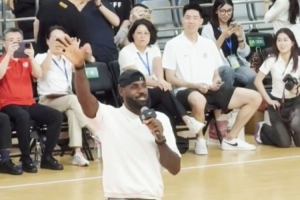 也来追星?詹密?朱俊龙现身上海交大 观看詹姆斯中国行活动 也来追星?詹密?朱俊龙现身上海交大 观看詹姆斯中国行活动