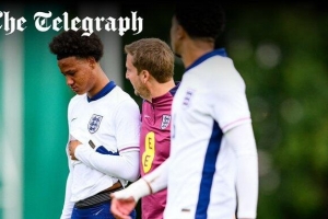 电讯报:英格兰U17在德国踢比赛遭遇种族歧视,裁判两度中断比赛 电讯报:英格兰U17在德国踢比赛遭遇种族歧视,裁判两度中断比赛