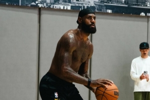 冠军队友!摄影师晒詹姆斯和乐福6月在纽约训练组图 冠军队友!摄影师晒詹姆斯和乐福6月在纽约训练组图