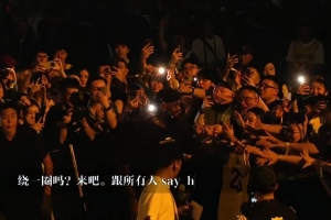 宠粉时刻!詹姆斯在上海站现场主动绕场一周 与球迷击掌互动 宠粉时刻!詹姆斯在上海站现场主动绕场一周 与球迷击掌互动