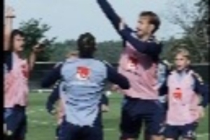 伊萨克约克雷斯在瑞典队训练课打篮球，庆祝瑞典男篮进欧锦赛16强