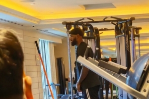 网友晒在酒店遇到詹姆斯:他早上6点就到健身房锻炼 和他打了招呼 网友晒在酒店遇到詹姆斯:他早上6点就到健身房锻炼 和他打了招呼