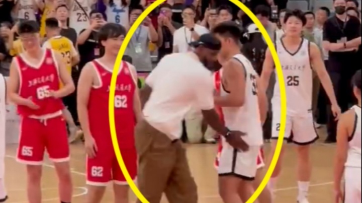 满脸微笑!詹姆斯交大活动抛球后轻轻拍了拍30号球员的屁股 满脸微笑!詹姆斯交大活动抛球后轻轻拍了拍30号球员的屁股