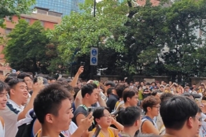 大批球迷等待詹姆斯 高呼:MVP、Cleveland this is for you! 大批球迷等待詹姆斯 高呼:MVP、Cleveland this is for you!