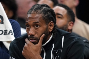 A-史密斯:莱昂纳德从不做该做的事 孩子们找他互动他却一言不发 A-史密斯:莱昂纳德从不做该做的事 孩子们找他互动他却一言不发