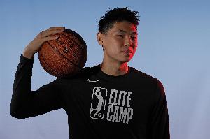 崔永熙:盼在123号位摇摆 帮小胡徐杰分担压力 徐师傅是打中锋的 崔永熙:盼在123号位摇摆 帮小胡徐杰分担压力 徐师傅是打中锋的