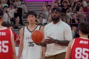 跳球、签名、合影!媒体人晒詹姆斯交大校园行:老詹的人气是真高 跳球、签名、合影!媒体人晒詹姆斯交大校园行:老詹的人气是真高