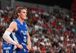 手感不佳!马尔卡宁上半场9中3拿到8分8篮板 三分3投0中 手感不佳!马尔卡宁上半场9中3拿到8分8篮板 三分3投0中