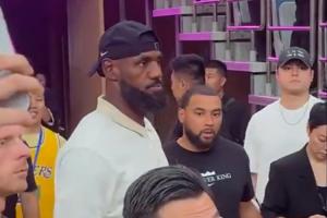 响彻球馆!詹姆斯进入交大球馆 现场球迷爆发出巨大的欢呼声 响彻球馆!詹姆斯进入交大球馆 现场球迷爆发出巨大的欢呼声