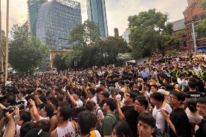 万人空巷再现!詹姆斯中国行外滩活动现场门口已聚集无数球迷 万人空巷再现!詹姆斯中国行外滩活动现场门口已聚集无数球迷