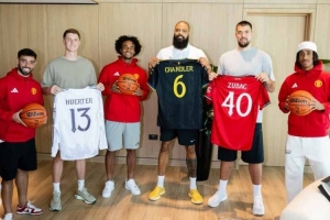 ⚽🏀联动!祖巴茨等NBA球员造访卡灵顿,获赠曼联球衣 ⚽🏀联动!祖巴茨等NBA球员造访卡灵顿,获赠曼联球衣