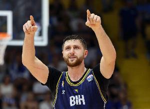 内线支柱!努尔基奇11中6拿下15分12板2助1帽 内线支柱!努尔基奇11中6拿下15分12板2助1帽