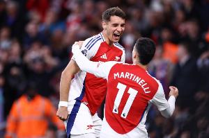 一脸懵😂基维奥尔：罗马诺HWG时刚开始训练 队友问为何还换衣服