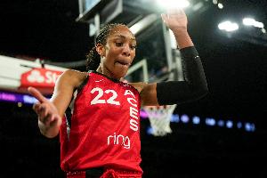 终于战胜苦主!王牌此前对阵山猫遭遇6连败 上一场更是惨败53分 终于战胜苦主!王牌此前对阵山猫遭遇6连败 上一场更是惨败53分