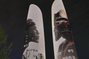 詹姆斯在结束成都站活动后 亲自来到成都双子塔前合影留念 詹姆斯在结束成都站活动后 亲自来到成都双子塔前合影留念