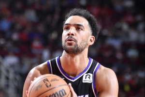 名记:莱尔斯曾是一些NBA球队底薪合同选项 但他选了海外丰厚合同 名记:莱尔斯曾是一些NBA球队底薪合同选项 但他选了海外丰厚合同