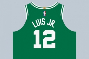 绿军双向球员RJ-刘易斯将身穿12号 球衣上一任主人是克雷格 绿军双向球员RJ-刘易斯将身穿12号 球衣上一任主人是克雷格