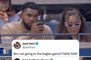 一心多用！唐斯与爱人现场观战美网 自己则用手机看NFL