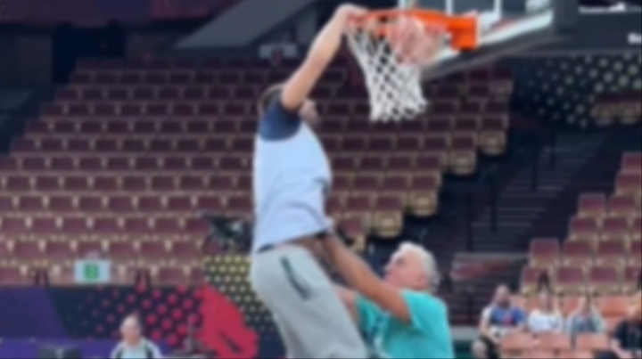 人干事🤣东契奇在训练中隔扣了自己老爹老东契奇 人干事🤣东契奇在训练中隔扣了自己老爹老东契奇