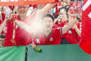 常州球迷带白血病儿子看苏超,市长周伟在线暖心留言 常州球迷带白血病儿子看苏超,市长周伟在线暖心留言